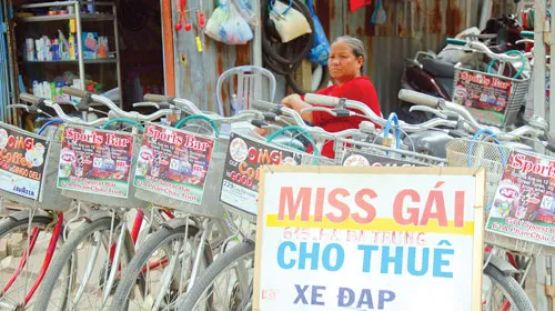 Xe đạp hiện diện trong Chùa Cầu cổ kính. Đoàn khách du lịch thích thú đạp xe bên bờ ruộng lúa xanh mướt. Du khách nước ngoài đạp xe thong dong ngắm cảnh. Những cây cầu gỗ, biểu tượng kiến trúc của đô thị cổ Hội An gần gũi, mộc mạc hơn bên những vòng quay xe đạp. Các bạn trẻ câu lạc bộ Phillips lựa chọn phương tiện xe đạp để tham quan phố cổ Hội An. Công chức Hội An đi làm bằng xe đạp. Thanh bình phố cổ. Dịch vụ cho thuê xe đạp ở Hội An. Xe đạp hiện diện trong Chùa Cầu cổ kính. Đoàn khách du lịch thích thú đạp xe bên bờ ruộng lúa xanh mướt. Du khách nước ngoài đạp xe thong dong ngắm cảnh. Những cây cầu gỗ, biểu tượng kiến trúc của đô thị cổ Hội An gần gũi, mộc mạc hơn bên những vòng quay xe đạp. Các bạn trẻ câu lạc bộ Phillips lựa chọn phương tiện xe đạp để tham quan phố cổ Hội An. Công chức Hội An đi làm bằng xe đạp. Thanh bình phố cổ. Dịch vụ cho thuê xe đạp ở Hội An.