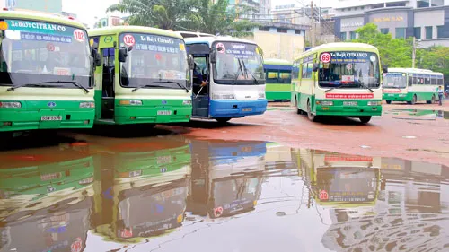 Xe buýt đậu trong Công viên 23 tháng 9. Ảnh: Cao Thăng Xe buýt đậu trong Công viên 23 tháng 9. Ảnh: Cao Thăng