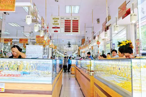 Thị trường mua bán vàng tại TPHCM ngày 21-5-2014 vẫn bình thường. Ảnh: LONG THANH Thị trường mua bán vàng tại TPHCM ngày 21-5-2014 vẫn bình thường. Ảnh: LONG THANH