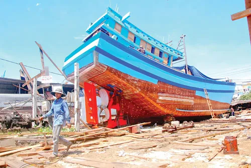 Tàu cá công suất lớn đang được hoàn thiện. Ảnh: Hà Minh