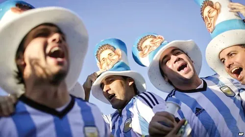 Các cổ động viên Argentina là lực đẩy cho đội nhà, nhưng là gánh nặng cho nền kinh tế.