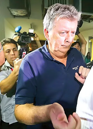 Ông Ray Whelan bị nghi cấu kết với tổ chức phe vé ở World Cup. Ông Ray Whelan bị nghi cấu kết với tổ chức phe vé ở World Cup.