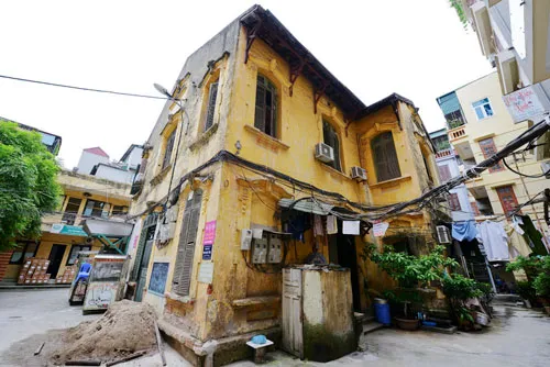 Nhiều biệt thự cổ Hà Nội đang xuống cấp trầm trọng. Ảnh: H. TRÂM