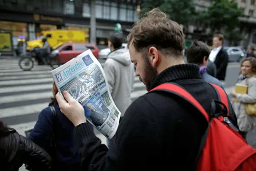 Trang nhất tờ báo trong hình giật tít không rõ ràng về tình trạng vỡ nợ của đất nước: “Argentina không chấp nhận các điều kiện của các quỹ kền kền”. Trang nhất tờ báo trong hình giật tít không rõ ràng về tình trạng vỡ nợ của đất nước: “Argentina không chấp nhận các điều kiện của các quỹ kền kền”.