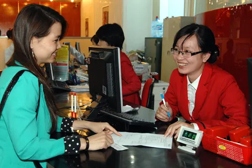 Tư vấn cho khách hàng vay vốn. Ảnh: LONG THANH Tư vấn cho khách hàng vay vốn. Ảnh: LONG THANH