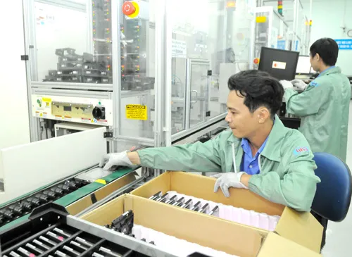 Sản xuất ổ cứng tại Công ty Greystone Data Systems Vietnam (100% vốn Hoa Kỳ) trong KCX Linh Trung 2. Ảnh: CAO THĂNG Sản xuất ổ cứng tại Công ty Greystone Data Systems Vietnam (100% vốn Hoa Kỳ) trong KCX Linh Trung 2. Ảnh: CAO THĂNG