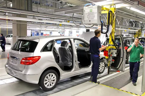 Ngành công nghiệp ô tô, một thế mạnh của Đức, cũng bị sụt giảm. (Dây chuyền lắp ráp ô tô nhà máy Mercedes-Benz tại Đức).