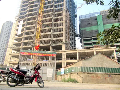 Khách hàng Nam Xa La bị ép nhận nhà dù hiện trạng còn nham nhở. Khách hàng Nam Xa La bị ép nhận nhà dù hiện trạng còn nham nhở.