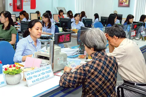 Khách hàng giao dịch tại Eximbank. Ảnh: LONG THANH Khách hàng giao dịch tại Eximbank. Ảnh: LONG THANH