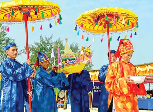 Nghi thức rước thuyền ra biển tại lễ hội cầu ngư. Các làng chài ven vùng biển Cửa Việt mang vóc dáng một đô thị sầm uất. Ngư dân kiểm tra tàu thuyền trước khi vươn khơi. Chuyển cá sang tàu dịch vụ đưa vào bờ để tiếp tục thả mẻ lưới mới. Ngư dân mừng vui khi những khoang thuyền đầy ắp cá tôm. Mẻ lưới đầu tiên trong một chuyến ra khơi đánh bắt cá. Bữa cơm trưa giữa trùng khơi. Nghề hấp cá biển xuất khẩu đã giúp ngư dân Cửa Việt làm giàu.