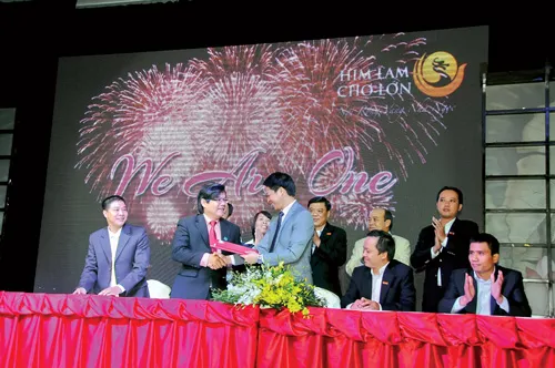 Ông Ngô Quang Phúc (phải), Giám đốc Kinh doanh-tiếp thị CTCP Him Lam, và ông Đoàn Chí Thanh, Tổng giám đốc Công ty Hoàng Anh Sài Gòn, ký kết hợp tác phân phối dự án. Ông Ngô Quang Phúc (phải), Giám đốc Kinh doanh-tiếp thị CTCP Him Lam, và ông Đoàn Chí Thanh, Tổng giám đốc Công ty Hoàng Anh Sài Gòn, ký kết hợp tác phân phối dự án.