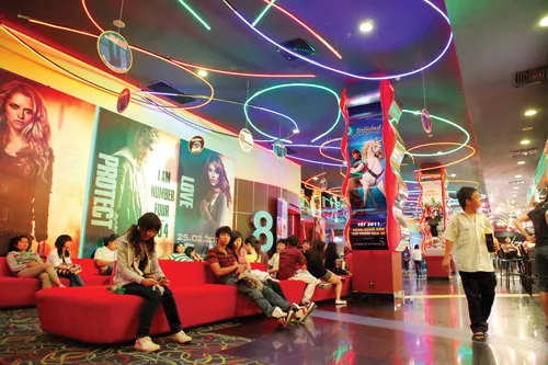 Phòng chờ thoáng mát, trang trí ấn tượng cũng là cách để kéo khán giả đến với phim chiếu rạp. Ảnh: LÃ ANH Phòng chờ thoáng mát, trang trí ấn tượng cũng là cách để kéo khán giả đến với phim chiếu rạp. Ảnh: LÃ ANH