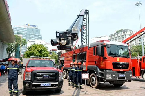 Xe chữa cháy với lăng giá phun nước vươn cao 16m, có camera và đèn soi.