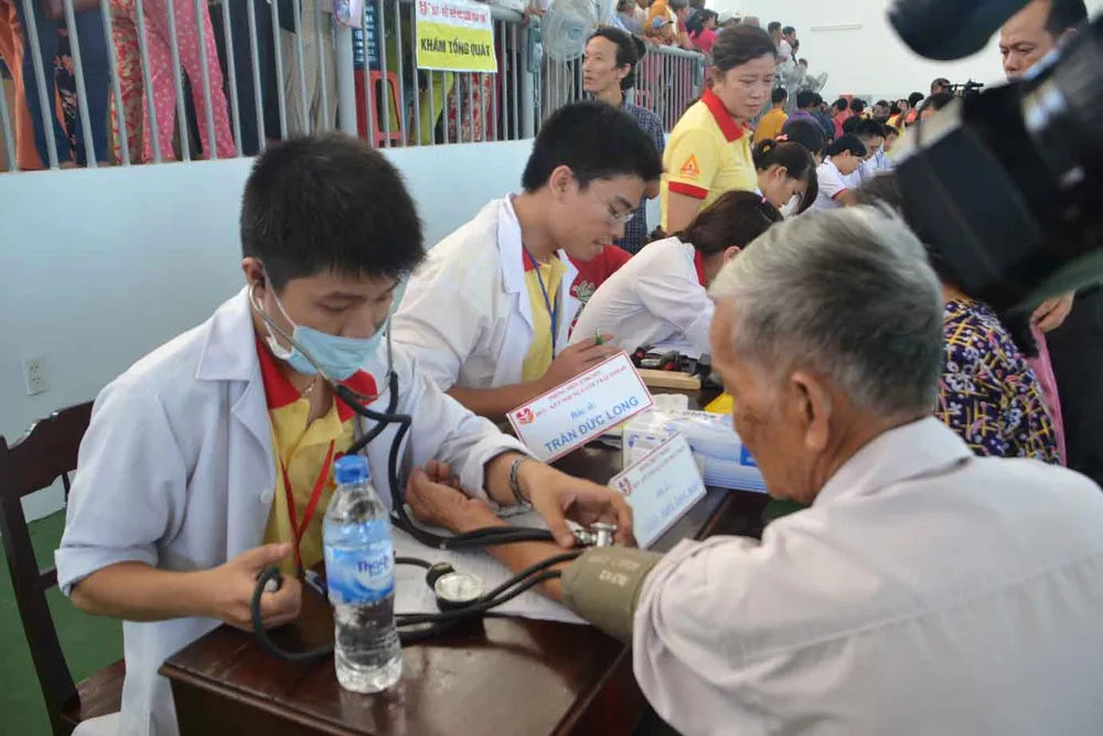 Chương trình Kết nối nụ cười khám bệnh và cấp phát thuốc miễn phí cho người nghèo, người khuyết tật tại Huế Chương trình Kết nối nụ cười khám bệnh và cấp phát thuốc miễn phí cho người nghèo, người khuyết tật tại Huế