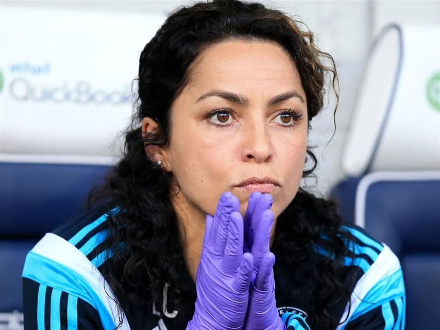 Nữ bác sĩ Eva Carneiro cho rằng FA đã làm lơ mình trong suốt quá trình điều tra. Nữ bác sĩ Eva Carneiro cho rằng FA đã làm lơ mình trong suốt quá trình điều tra.