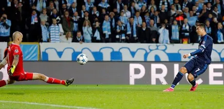 Ronaldo đánh bại thủ môn Wiland trong pha đối mặt. Ronaldo đánh bại thủ môn Wiland trong pha đối mặt.