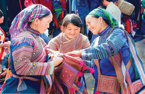 Toàn cảnh khu mua bán trâu phiên chợ Cán Cấu. Du khách chọn mua hàng lưu niệm trước khi rời chợ phiên. Chợ phiên “hàng đổi hàng” Cốc Ly là nơi giao lưu nét văn hóa độc đáo của bà con các dân tộc Lào Cai qua các sản phẩm thổ cẩm. Khu vực bán váy thổ cẩm tại các chợ phiên ở Lào Cai luôn thu hút người tới mua. Du khách nước ngoài rất thích thú sản phẩm thổ cẩm tại chợ phiên Sapa. Rau quả vùng cao do bà con tự trồng được mang đến bán tại chợ phiên Cao Sơn. Tại các chợ phiên của Lào Cai đều không thể thiếu khu vực cắt tóc. Địu con đi chợ. Thưởng thức đặc sản thắng cố tại chợ phiên Bắc Hà. Toàn cảnh khu mua bán trâu phiên chợ Cán Cấu. Du khách chọn mua hàng lưu niệm trước khi rời chợ phiên. Chợ phiên “hàng đổi hàng” Cốc Ly là nơi giao lưu nét văn hóa độc đáo của bà con các dân tộc Lào Cai qua các sản phẩm thổ cẩm. Khu vực bán váy thổ cẩm tại các chợ phiên ở Lào Cai luôn thu hút người tới mua. Du khách nước ngoài rất thích thú sản phẩm thổ cẩm tại chợ phiên Sapa. Rau quả vùng cao do bà con tự trồng được mang đến bán tại chợ phiên Cao Sơn. Tại các chợ phiên của Lào Cai đều không thể thiếu khu vực cắt tóc. Địu con đi chợ. Thưởng thức đặc sản thắng cố tại chợ phiên Bắc Hà.