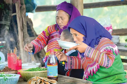 Toàn cảnh khu mua bán trâu phiên chợ Cán Cấu. Du khách chọn mua hàng lưu niệm trước khi rời chợ phiên. Chợ phiên “hàng đổi hàng” Cốc Ly là nơi giao lưu nét văn hóa độc đáo của bà con các dân tộc Lào Cai qua các sản phẩm thổ cẩm. Khu vực bán váy thổ cẩm tại các chợ phiên ở Lào Cai luôn thu hút người tới mua. Du khách nước ngoài rất thích thú sản phẩm thổ cẩm tại chợ phiên Sapa. Rau quả vùng cao do bà con tự trồng được mang đến bán tại chợ phiên Cao Sơn. Tại các chợ phiên của Lào Cai đều không thể thiếu khu vực cắt tóc. Địu con đi chợ. Thưởng thức đặc sản thắng cố tại chợ phiên Bắc Hà. Toàn cảnh khu mua bán trâu phiên chợ Cán Cấu. Du khách chọn mua hàng lưu niệm trước khi rời chợ phiên. Chợ phiên “hàng đổi hàng” Cốc Ly là nơi giao lưu nét văn hóa độc đáo của bà con các dân tộc Lào Cai qua các sản phẩm thổ cẩm. Khu vực bán váy thổ cẩm tại các chợ phiên ở Lào Cai luôn thu hút người tới mua. Du khách nước ngoài rất thích thú sản phẩm thổ cẩm tại chợ phiên Sapa. Rau quả vùng cao do bà con tự trồng được mang đến bán tại chợ phiên Cao Sơn. Tại các chợ phiên của Lào Cai đều không thể thiếu khu vực cắt tóc. Địu con đi chợ. Thưởng thức đặc sản thắng cố tại chợ phiên Bắc Hà.
