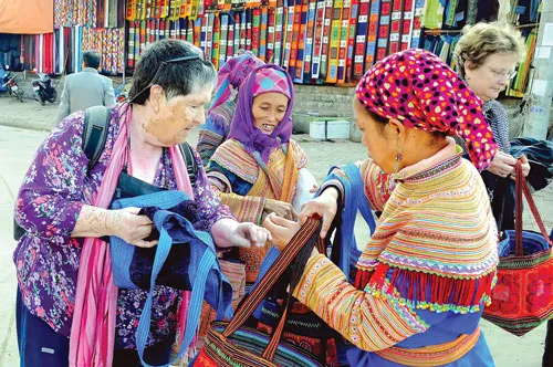 Toàn cảnh khu mua bán trâu phiên chợ Cán Cấu. Du khách chọn mua hàng lưu niệm trước khi rời chợ phiên. Chợ phiên “hàng đổi hàng” Cốc Ly là nơi giao lưu nét văn hóa độc đáo của bà con các dân tộc Lào Cai qua các sản phẩm thổ cẩm. Khu vực bán váy thổ cẩm tại các chợ phiên ở Lào Cai luôn thu hút người tới mua. Du khách nước ngoài rất thích thú sản phẩm thổ cẩm tại chợ phiên Sapa. Rau quả vùng cao do bà con tự trồng được mang đến bán tại chợ phiên Cao Sơn. Tại các chợ phiên của Lào Cai đều không thể thiếu khu vực cắt tóc. Địu con đi chợ. Thưởng thức đặc sản thắng cố tại chợ phiên Bắc Hà. Toàn cảnh khu mua bán trâu phiên chợ Cán Cấu. Du khách chọn mua hàng lưu niệm trước khi rời chợ phiên. Chợ phiên “hàng đổi hàng” Cốc Ly là nơi giao lưu nét văn hóa độc đáo của bà con các dân tộc Lào Cai qua các sản phẩm thổ cẩm. Khu vực bán váy thổ cẩm tại các chợ phiên ở Lào Cai luôn thu hút người tới mua. Du khách nước ngoài rất thích thú sản phẩm thổ cẩm tại chợ phiên Sapa. Rau quả vùng cao do bà con tự trồng được mang đến bán tại chợ phiên Cao Sơn. Tại các chợ phiên của Lào Cai đều không thể thiếu khu vực cắt tóc. Địu con đi chợ. Thưởng thức đặc sản thắng cố tại chợ phiên Bắc Hà.