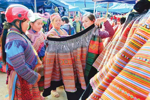 Toàn cảnh khu mua bán trâu phiên chợ Cán Cấu. Du khách chọn mua hàng lưu niệm trước khi rời chợ phiên. Chợ phiên “hàng đổi hàng” Cốc Ly là nơi giao lưu nét văn hóa độc đáo của bà con các dân tộc Lào Cai qua các sản phẩm thổ cẩm. Khu vực bán váy thổ cẩm tại các chợ phiên ở Lào Cai luôn thu hút người tới mua. Du khách nước ngoài rất thích thú sản phẩm thổ cẩm tại chợ phiên Sapa. Rau quả vùng cao do bà con tự trồng được mang đến bán tại chợ phiên Cao Sơn. Tại các chợ phiên của Lào Cai đều không thể thiếu khu vực cắt tóc. Địu con đi chợ. Thưởng thức đặc sản thắng cố tại chợ phiên Bắc Hà. Toàn cảnh khu mua bán trâu phiên chợ Cán Cấu. Du khách chọn mua hàng lưu niệm trước khi rời chợ phiên. Chợ phiên “hàng đổi hàng” Cốc Ly là nơi giao lưu nét văn hóa độc đáo của bà con các dân tộc Lào Cai qua các sản phẩm thổ cẩm. Khu vực bán váy thổ cẩm tại các chợ phiên ở Lào Cai luôn thu hút người tới mua. Du khách nước ngoài rất thích thú sản phẩm thổ cẩm tại chợ phiên Sapa. Rau quả vùng cao do bà con tự trồng được mang đến bán tại chợ phiên Cao Sơn. Tại các chợ phiên của Lào Cai đều không thể thiếu khu vực cắt tóc. Địu con đi chợ. Thưởng thức đặc sản thắng cố tại chợ phiên Bắc Hà.