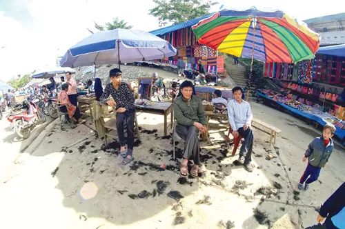 Toàn cảnh khu mua bán trâu phiên chợ Cán Cấu. Du khách chọn mua hàng lưu niệm trước khi rời chợ phiên. Chợ phiên “hàng đổi hàng” Cốc Ly là nơi giao lưu nét văn hóa độc đáo của bà con các dân tộc Lào Cai qua các sản phẩm thổ cẩm. Khu vực bán váy thổ cẩm tại các chợ phiên ở Lào Cai luôn thu hút người tới mua. Du khách nước ngoài rất thích thú sản phẩm thổ cẩm tại chợ phiên Sapa. Rau quả vùng cao do bà con tự trồng được mang đến bán tại chợ phiên Cao Sơn. Tại các chợ phiên của Lào Cai đều không thể thiếu khu vực cắt tóc. Địu con đi chợ. Thưởng thức đặc sản thắng cố tại chợ phiên Bắc Hà. Toàn cảnh khu mua bán trâu phiên chợ Cán Cấu. Du khách chọn mua hàng lưu niệm trước khi rời chợ phiên. Chợ phiên “hàng đổi hàng” Cốc Ly là nơi giao lưu nét văn hóa độc đáo của bà con các dân tộc Lào Cai qua các sản phẩm thổ cẩm. Khu vực bán váy thổ cẩm tại các chợ phiên ở Lào Cai luôn thu hút người tới mua. Du khách nước ngoài rất thích thú sản phẩm thổ cẩm tại chợ phiên Sapa. Rau quả vùng cao do bà con tự trồng được mang đến bán tại chợ phiên Cao Sơn. Tại các chợ phiên của Lào Cai đều không thể thiếu khu vực cắt tóc. Địu con đi chợ. Thưởng thức đặc sản thắng cố tại chợ phiên Bắc Hà.