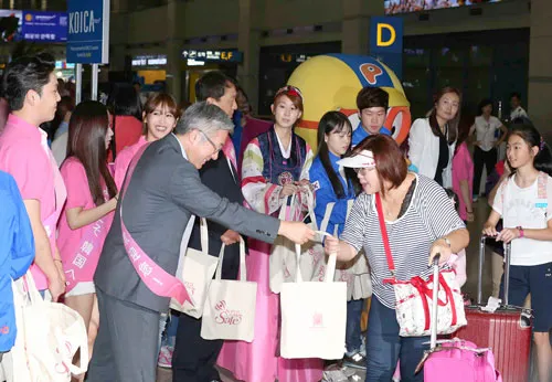 Khách hàng mua sắm tại một trung tâm thương mại ở Hàn Quốc.