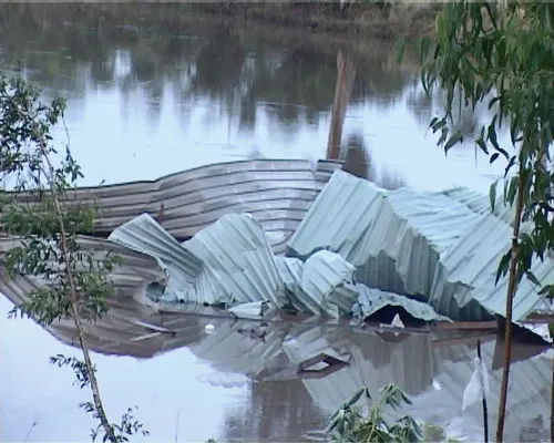 Những tấm tôn bị gió lốc cuốn bay xuống kênh. Những tấm tôn bị gió lốc cuốn bay xuống kênh.