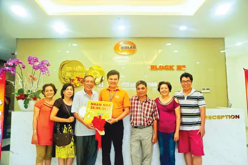 Căn hộ được bàn giao hoàn thiện đúng như cam kết đã thuyết phục những khách hàng khó tính nhất (Đại gia đình chị Bùi Thị Quốc Thể - căn hộ B3.03.6 hạnh phúc trong ngày nhận bàn giao). Căn hộ được bàn giao hoàn thiện đúng như cam kết đã thuyết phục những khách hàng khó tính nhất (Đại gia đình chị Bùi Thị Quốc Thể - căn hộ B3.03.6 hạnh phúc trong ngày nhận bàn giao).