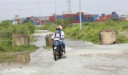 Dự án Khu dân cư Bắc Rạch Chiếc để cỏ mọc um tùm, đường bị cày nát. Dự án Khu dân cư Bắc Rạch Chiếc để cỏ mọc um tùm, đường bị cày nát.