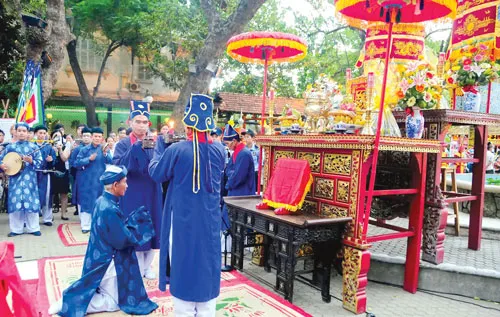 Trang nghiêm tế Tổ Bách nghệ tại Festival nghề truyền thống Huế. Du khách nước ngoài chọn mua sản phẩm thủ công miền Trung. Nghệ nhân Lê Văn Kinh làm đắm say lòng du khách với ngón nghề thêu gia truyền tuyệt kỹ. Du khách thích thú khi tự tay se hương. Nghề làm đèn lồng ở Hội An. Vẻ đẹp mộc mạc nghề hoa giấy Thanh Tiên. Nghệ nhân Nguyễn Văn Sinh của làng nghề đúc đồng Phương Đúc bên quả chuông đồng lớn nhất Đông Nam Á do ông trực tiếp thực hiện. Làng nghề đan lát Bao La được hồi sinh nhờ biết tạo ra những sản phẩm lưu niệm mây tre đan đặc trưng phục vụ khách du lịch. Chằm nón truyền thống ở Huế.