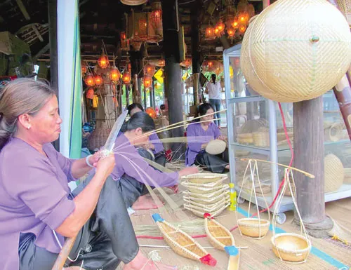 Trang nghiêm tế Tổ Bách nghệ tại Festival nghề truyền thống Huế. Du khách nước ngoài chọn mua sản phẩm thủ công miền Trung. Nghệ nhân Lê Văn Kinh làm đắm say lòng du khách với ngón nghề thêu gia truyền tuyệt kỹ. Du khách thích thú khi tự tay se hương. Nghề làm đèn lồng ở Hội An. Vẻ đẹp mộc mạc nghề hoa giấy Thanh Tiên. Nghệ nhân Nguyễn Văn Sinh của làng nghề đúc đồng Phương Đúc bên quả chuông đồng lớn nhất Đông Nam Á do ông trực tiếp thực hiện. Làng nghề đan lát Bao La được hồi sinh nhờ biết tạo ra những sản phẩm lưu niệm mây tre đan đặc trưng phục vụ khách du lịch. Chằm nón truyền thống ở Huế.