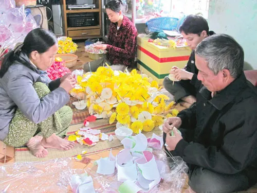 Trang nghiêm tế Tổ Bách nghệ tại Festival nghề truyền thống Huế. Du khách nước ngoài chọn mua sản phẩm thủ công miền Trung. Nghệ nhân Lê Văn Kinh làm đắm say lòng du khách với ngón nghề thêu gia truyền tuyệt kỹ. Du khách thích thú khi tự tay se hương. Nghề làm đèn lồng ở Hội An. Vẻ đẹp mộc mạc nghề hoa giấy Thanh Tiên. Nghệ nhân Nguyễn Văn Sinh của làng nghề đúc đồng Phương Đúc bên quả chuông đồng lớn nhất Đông Nam Á do ông trực tiếp thực hiện. Làng nghề đan lát Bao La được hồi sinh nhờ biết tạo ra những sản phẩm lưu niệm mây tre đan đặc trưng phục vụ khách du lịch. Chằm nón truyền thống ở Huế.