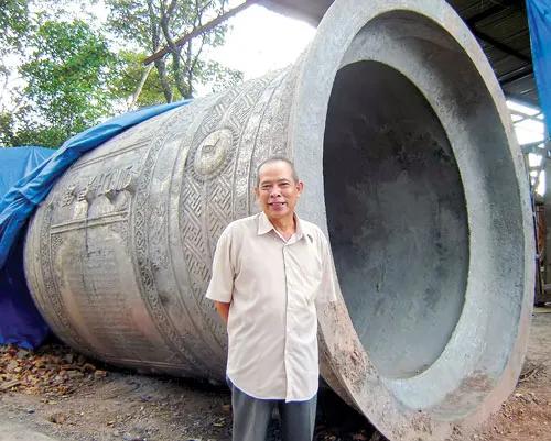 Trang nghiêm tế Tổ Bách nghệ tại Festival nghề truyền thống Huế. Du khách nước ngoài chọn mua sản phẩm thủ công miền Trung. Nghệ nhân Lê Văn Kinh làm đắm say lòng du khách với ngón nghề thêu gia truyền tuyệt kỹ. Du khách thích thú khi tự tay se hương. Nghề làm đèn lồng ở Hội An. Vẻ đẹp mộc mạc nghề hoa giấy Thanh Tiên. Nghệ nhân Nguyễn Văn Sinh của làng nghề đúc đồng Phương Đúc bên quả chuông đồng lớn nhất Đông Nam Á do ông trực tiếp thực hiện. Làng nghề đan lát Bao La được hồi sinh nhờ biết tạo ra những sản phẩm lưu niệm mây tre đan đặc trưng phục vụ khách du lịch. Chằm nón truyền thống ở Huế.