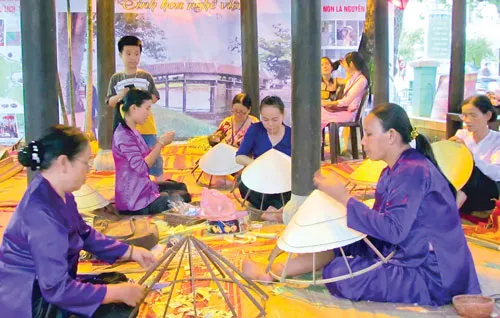 Trang nghiêm tế Tổ Bách nghệ tại Festival nghề truyền thống Huế. Du khách nước ngoài chọn mua sản phẩm thủ công miền Trung. Nghệ nhân Lê Văn Kinh làm đắm say lòng du khách với ngón nghề thêu gia truyền tuyệt kỹ. Du khách thích thú khi tự tay se hương. Nghề làm đèn lồng ở Hội An. Vẻ đẹp mộc mạc nghề hoa giấy Thanh Tiên. Nghệ nhân Nguyễn Văn Sinh của làng nghề đúc đồng Phương Đúc bên quả chuông đồng lớn nhất Đông Nam Á do ông trực tiếp thực hiện. Làng nghề đan lát Bao La được hồi sinh nhờ biết tạo ra những sản phẩm lưu niệm mây tre đan đặc trưng phục vụ khách du lịch. Chằm nón truyền thống ở Huế.
