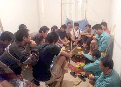 Nhóm 16 công nhân bị cắt cơm, phải ăn bánh mì. Ảnh chụp ngày 14/10. Nhóm 16 công nhân bị cắt cơm, phải ăn bánh mì. Ảnh chụp ngày 14/10.