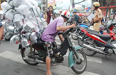 Trong ngày 20-10, Đội CSGT Chợ Lớn đã lập biên bản tạm giữ nhiều xe “mù”. Ảnh: H.TUYẾT Những chiếc xe máy “đủ thứ không” vẫn hằng ngày ngông nghênh chạy trên phố. Ảnh: H.TRÂM