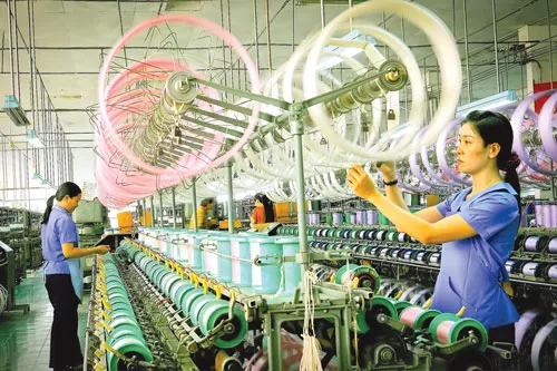 Tằm được hong nắng nhẹ vào sáng sớm. Kiểm tra giống tằm trước khi nuôi cấy giống. Nông dân Bảo Lộc thu hoạch dâu để nuôi tằm. Tằm trong giai đoạn nhả tơ. Chọn kén tốt trước khi nấu. Nhuộm vải bằng thủ công. Nấu kén để lấy sợi. Xe sợi. Phơi lụa. Tằm được hong nắng nhẹ vào sáng sớm. Kiểm tra giống tằm trước khi nuôi cấy giống. Nông dân Bảo Lộc thu hoạch dâu để nuôi tằm. Tằm trong giai đoạn nhả tơ. Chọn kén tốt trước khi nấu. Nhuộm vải bằng thủ công. Nấu kén để lấy sợi. Xe sợi. Phơi lụa.