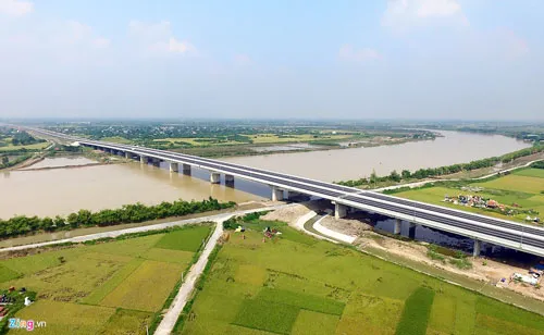 Trong đó có nhiều cầu lớn như cầu Thanh An, Lạch Tray, Thái Bình... Trong ảnh là cầu Thanh An bê tông cốt thép dài 1,2 km, rộng 33 mét được đánh giá đẹp nhất toàn tuyến. Cầu bắc qua sông Văn Úc, nối 2 huyện An Lão (Hải Phòng) và Thanh Hà (Hải Dương).