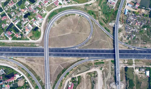 Vẻ đẹp của cao tốc tại nút giao quốc lộ 10 - nút giao lớn và quan trọng nhất toàn tuyến.