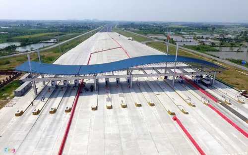 Trạm thu phí cuối tuyến có 18 làn đường (trạm thu phí chính) ở phía trước cầu Lạch Tray và cách điểm cuối gần đập Đình Vũ khoảng 10 km. Các phương tiện có thể chuyển hướng đi từ đây (đường Phạm Văn Đồng) tới Đồ Sơn chỉ trong khoảng 10 km với 20 phút chạy xe.