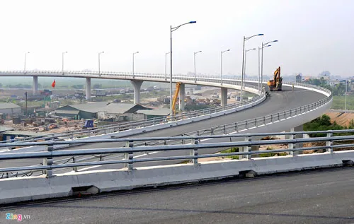 Ðiểm đầu cách mố bắc cầu Thanh Trì hơn 1 km, điểm cuối là đập Ðình Vũ, quận Hải An (Hải Phòng). Cao tốc có 6 km chạy qua Hà Nội, 26 km qua Hưng Yên, 40 km qua Hải Dương và 33 km qua Hải Phòng.