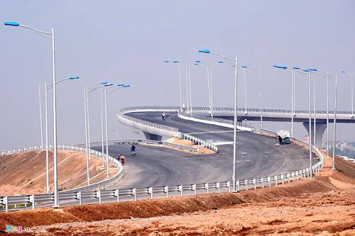 Ðây là cao tốc đầu tiên của Việt Nam xây dựng theo tiêu chuẩn quốc tế. Dự án được khởi công từ tháng 5/2008, dự kiến hoàn thành và thông xe toàn tuyến vào ngày 6/12/2015. Tổng mức đầu tư 45.487 tỷ đồng, từ nguồn vốn vay Ngân hàng phát triển Việt Nam (VDB).