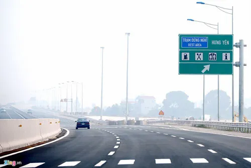 Một số trạm dừng nghỉ bắt đầu được xây dựng phục vụ nhu cầu tiếp nhiên liệu, ăn uống, vệ sinh...