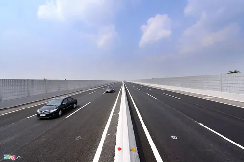 Cầu Thái Bình có hệ thống cách âm độc đáo được lắp đặt tại các tuyến cao tốc hiện đại trên thế giới. Đây là tường cách âm lần đầu được sử dụng tại Việt Nam. Những tấm cách âm đặt dọc hai bên cầu sẽ hút toàn bộ tiếng ồn của các phương tiện để tránh làm phiền khu dân cư sinh sống ngay cạnh đường cao tốc.