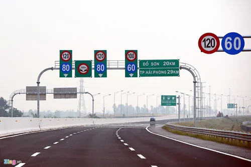 Vận tốc tối đa trên tuyến cao tốc này là 120 km/h, khoảng cách tối thiểu giữa các xe là 100 m. Các loại ôtô có tốc độ thiết kế dưới 60 km/h, xe máy, xe thô sơ không được đi vào đây. Mặt đường cao tốc được sử dụng lớp tạo nhám có độ ma sát lớn (dày 5 cm phủ trên bề mặt bê tông nhựa) để đảm bảo an toàn cho xe chạy tốc độ cao. Vì vậy, chủ dự án khuyến cáo tài xế phải thường xuyên kiểm tra các thiết bị an toàn và lốp xe trước khi lưu thông vào đường cao tốc.