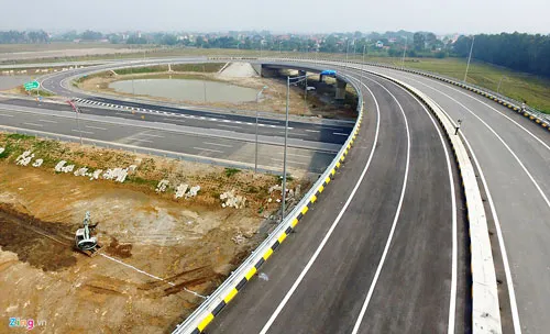 Trên quãng đường hơn 100 km này có 54 cầu lớn, nhỏ, 108 cống chui dân sinh, 9 nút giao liên thông lớn.