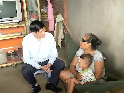 Thứ trưởng Bộ Y tế Nguyễn Thanh Long thăm hỏi nông nhân bị mù mắt nghi do hành tím. Ảnh: TK.