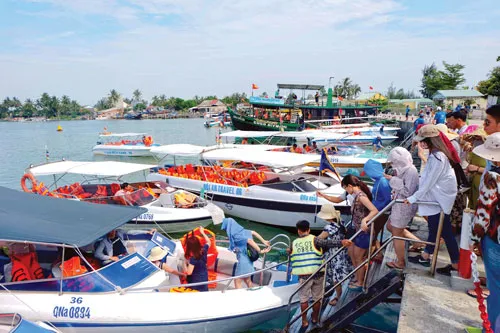 Du khách thích thú với vẻ đẹp hoang sơ của Cù lao Chàm. Hàng ngày có gần 1.000 lượt khách du lịch (ngày lễ lên đến 6.000 lượt khách) ra Cù lao Chàm từ cảng Cửa Đại (Hội An). Một làng chài ven biển làm du lịch. Du khách nước ngoài thưởng thức trái cây vùng nhiệt đới. Du khách lặn xem san hô đỏ. Một góc đảo Cù lao Chàm. Cù lao Chàm có gần 2.500 nhân khẩu, trong đó 50% làm ngư nghiệp phục vụ du lịch. Một quầy hàng lưu niệm. Du khách thích thú với vẻ đẹp hoang sơ của Cù lao Chàm. Hàng ngày có gần 1.000 lượt khách du lịch (ngày lễ lên đến 6.000 lượt khách) ra Cù lao Chàm từ cảng Cửa Đại (Hội An). Một làng chài ven biển làm du lịch. Du khách nước ngoài thưởng thức trái cây vùng nhiệt đới. Du khách lặn xem san hô đỏ. Một góc đảo Cù lao Chàm. Cù lao Chàm có gần 2.500 nhân khẩu, trong đó 50% làm ngư nghiệp phục vụ du lịch. Một quầy hàng lưu niệm.