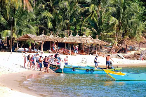 Du khách thích thú với vẻ đẹp hoang sơ của Cù lao Chàm. Hàng ngày có gần 1.000 lượt khách du lịch (ngày lễ lên đến 6.000 lượt khách) ra Cù lao Chàm từ cảng Cửa Đại (Hội An). Một làng chài ven biển làm du lịch. Du khách nước ngoài thưởng thức trái cây vùng nhiệt đới. Du khách lặn xem san hô đỏ. Một góc đảo Cù lao Chàm. Cù lao Chàm có gần 2.500 nhân khẩu, trong đó 50% làm ngư nghiệp phục vụ du lịch. Một quầy hàng lưu niệm. Du khách thích thú với vẻ đẹp hoang sơ của Cù lao Chàm. Hàng ngày có gần 1.000 lượt khách du lịch (ngày lễ lên đến 6.000 lượt khách) ra Cù lao Chàm từ cảng Cửa Đại (Hội An). Một làng chài ven biển làm du lịch. Du khách nước ngoài thưởng thức trái cây vùng nhiệt đới. Du khách lặn xem san hô đỏ. Một góc đảo Cù lao Chàm. Cù lao Chàm có gần 2.500 nhân khẩu, trong đó 50% làm ngư nghiệp phục vụ du lịch. Một quầy hàng lưu niệm.