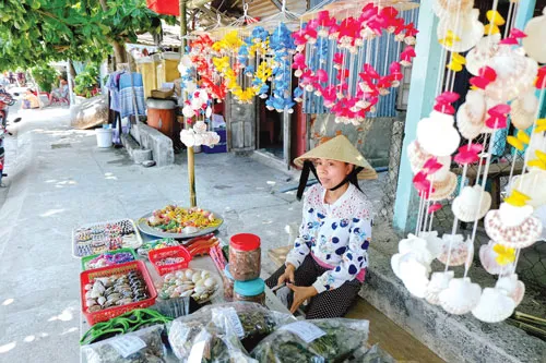 Du khách thích thú với vẻ đẹp hoang sơ của Cù lao Chàm. Hàng ngày có gần 1.000 lượt khách du lịch (ngày lễ lên đến 6.000 lượt khách) ra Cù lao Chàm từ cảng Cửa Đại (Hội An). Một làng chài ven biển làm du lịch. Du khách nước ngoài thưởng thức trái cây vùng nhiệt đới. Du khách lặn xem san hô đỏ. Một góc đảo Cù lao Chàm. Cù lao Chàm có gần 2.500 nhân khẩu, trong đó 50% làm ngư nghiệp phục vụ du lịch. Một quầy hàng lưu niệm. Du khách thích thú với vẻ đẹp hoang sơ của Cù lao Chàm. Hàng ngày có gần 1.000 lượt khách du lịch (ngày lễ lên đến 6.000 lượt khách) ra Cù lao Chàm từ cảng Cửa Đại (Hội An). Một làng chài ven biển làm du lịch. Du khách nước ngoài thưởng thức trái cây vùng nhiệt đới. Du khách lặn xem san hô đỏ. Một góc đảo Cù lao Chàm. Cù lao Chàm có gần 2.500 nhân khẩu, trong đó 50% làm ngư nghiệp phục vụ du lịch. Một quầy hàng lưu niệm.